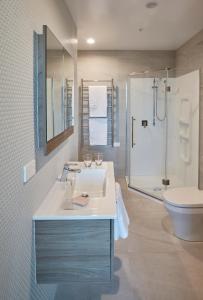 奥克兰奥克兰维多利亚公园瑞士贝尔素兹酒店的一间带水槽、淋浴和卫生间的浴室