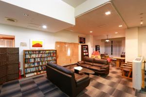 富士河口湖松杰山酒店的一个带两张沙发和书架的图书馆