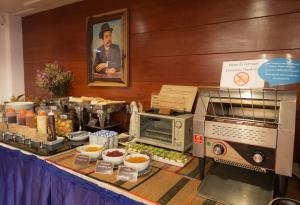 清莱Nak Nakara Hotel-SHA Extra Plus的一张带自助餐的桌子和一台微波炉