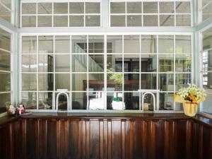 箱根HakoneHOSTEL1914的厨房设有大窗户和花瓶