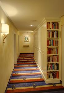 Reichelshofen布劳雷嘎斯霍夫兰德维尔布劳酒店的走廊上设有书架,楼梯上设有书籍