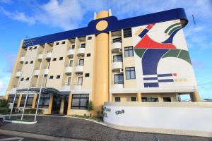 阿拉卡茹皇家海滩酒店的一面有壁画的建筑