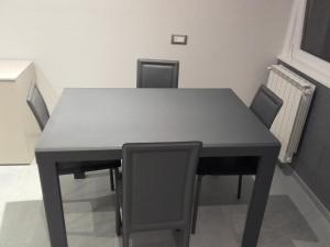卡尼洛瑞维拉Appartamento Wow的一张黑桌子和椅子
