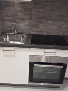 卡尼洛瑞维拉Appartamento Wow的厨房配有水槽和炉灶