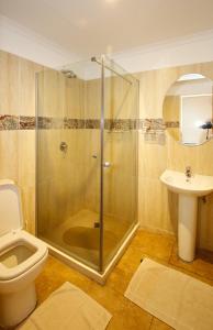 马翁莫科洛汽车旅馆的带淋浴、卫生间和盥洗盆的浴室