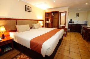 马翁莫科洛汽车旅馆的酒店客房设有一张大床和一个厨房。