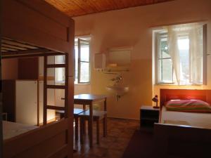 大洛希尼HI Hostel Veli Losinj的一间卧室配有双层床、书桌和水槽