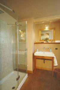 多尔切阿夸B&B Normanna的一间带水槽和淋浴的浴室