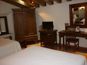 科阿特佩克梅森德尔阿弗莱兹科特佩酒店的一间卧室配有一张床和一张带电脑的书桌