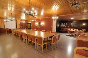 Cressier克鲁瓦-布兰奇酒店的大型用餐室配有大桌子和椅子