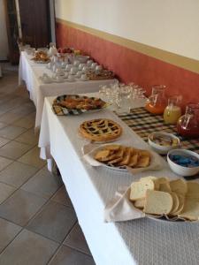 乌尔比诺Le Fontane的上面有不同种类食物的一组桌子