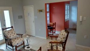 圣达菲苏豪临时公寓的客厅配有两把椅子和一张桌子