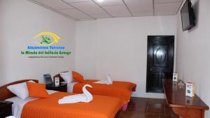 阿约拉港米拉达索力塔乔治旅舍的两张床铺,房间有两个天鹅