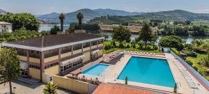 比索达雷加Hotel Columbano的享有带游泳池的房屋的空中景致