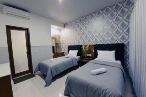 库塔勒利马酒店的一间卧室配有两张床和镜子