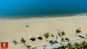 潘郎格洛德鲁斯特度假酒店的享有棕榈树海滩和大海的空中景致