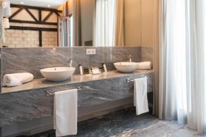 科尔多瓦桑普奇诺苏活精品Spa酒店的一间带两个盥洗盆和大镜子的浴室