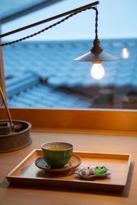 京都无限酒店的窗边桌子上放碗的盘子