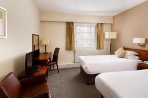 珀斯珀斯美居酒店的酒店客房配有两张床和一张书桌