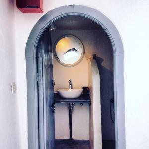 舍夫沙万达累斯萨拉姆度假屋的一间带水槽和镜子的浴室