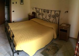 布亚Agriturismo San Floreano的一间卧室配有一张带金属框架的大床