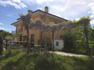 布亚Agriturismo San Floreano的有一所房子,上面有一堆紫藤