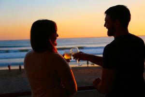 卡幽卡思沙滩上的海岸线酒店的男人和女人在海滩上喝葡萄酒