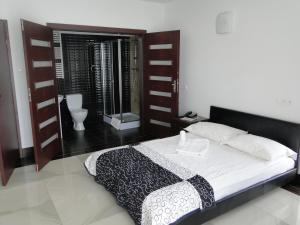 比得哥什阿加特SPA酒店的一间卧室配有一张床,浴室设有淋浴。