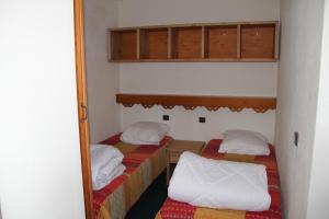 葱仁谷Résidence Montana Premier的一间小房间,房间内设有两张床