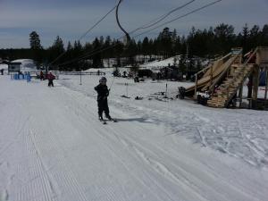 奥萨Bäcka Holiday Home的滑雪者在滑雪缆车上滑雪