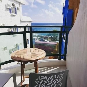 鹅銮鼻看海民宿的阳台上的桌椅