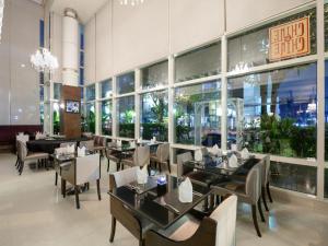 素坤逸通罗中心站酒店餐厅或其他用餐的地方