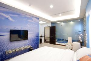 东港花样行馆民宿的一间卧室,拥有海洋壁画