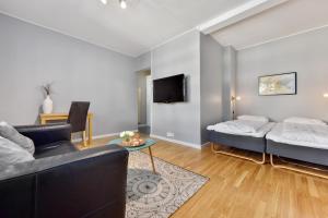 奥斯陆Forenom Serviced Apartments Oslo Rosenborg的客厅配有沙发和1张床