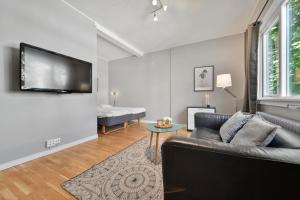 奥斯陆Forenom Serviced Apartments Oslo Rosenborg的带沙发和平面电视的客厅