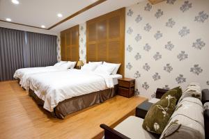 东港花样行馆民宿的酒店客房,设有两张床和一张沙发