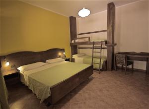 普雷西切Hotel Masseria Le Pajare的一间卧室设有一张床、梯子和一张书桌
