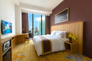 胡志明市胡志明市百艺酒店的酒店客房设有一张床和一个大窗户