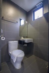 大山脚阿尔玛查里顿酒店的一间带卫生间和水槽的浴室