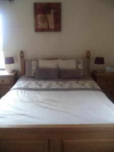 CanowerSea Breeze的卧室内的一张大床,带两个床头柜