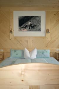 大格洛克纳山麓卡尔斯Ferienhaus Tirolerhof的卧室配有一张挂在墙上的床铺