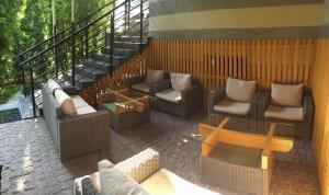 基希讷乌考米尔佛酒店的天井配有沙发、椅子和桌子