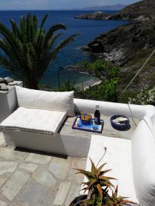 加夫里翁Exclusive Beach House的俯瞰大海的庭院内的白色沙发