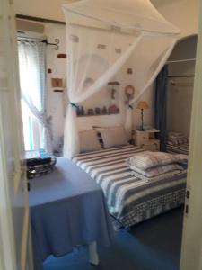 加夫里翁Exclusive Beach House的一间带两张床的卧室和白色天花板