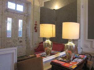 波尔图波尔图库尔豪斯旅馆的客厅配有一张桌子和两盏灯