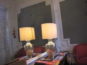 波尔图波尔图库尔豪斯旅馆的两盏灯,坐在镜子前的桌子上