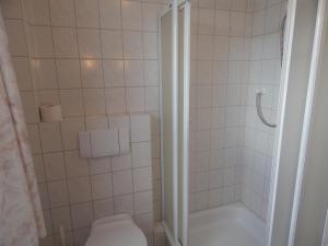 WeddingstedtKoll´s Gasthof的一间带卫生间和淋浴的浴室