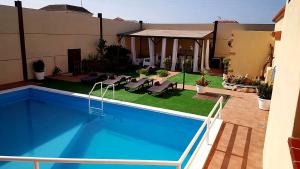 拉斯加莱塔斯卡萨特内里费别墅的房屋设有一座带椅子的游泳池和一座庭院
