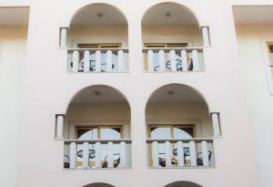 布朗库堡赖尼亚阿米莉亚艺术与休闲酒店的白色的建筑,设有两个阳台