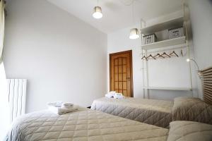 莫诺波利Casa Camilla的白色墙壁客房的两张床